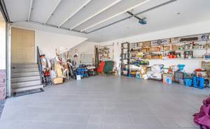 Дом 1562м&sup2;, 3-этажный, участок 38 сот.  